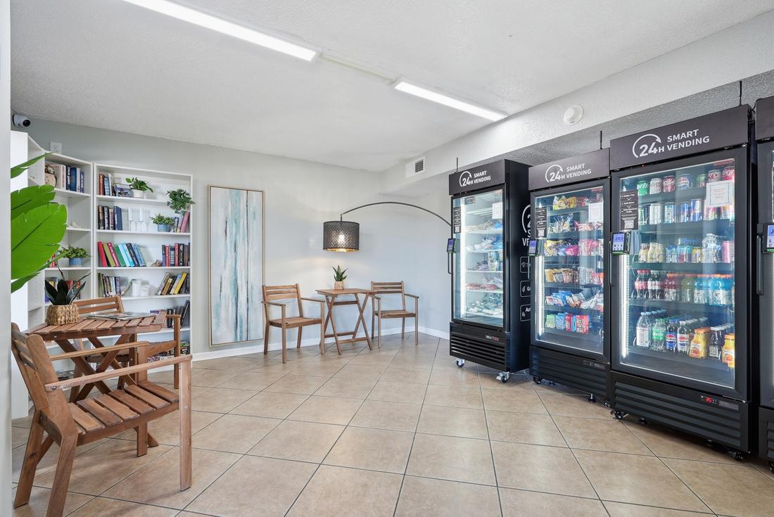 Seating, drinks, and snacks in the Summit Market lounge